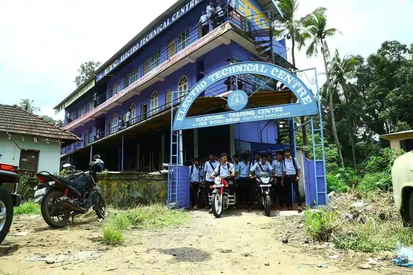 The ETC campus entrance in Perinthalmanna, with students at the gate