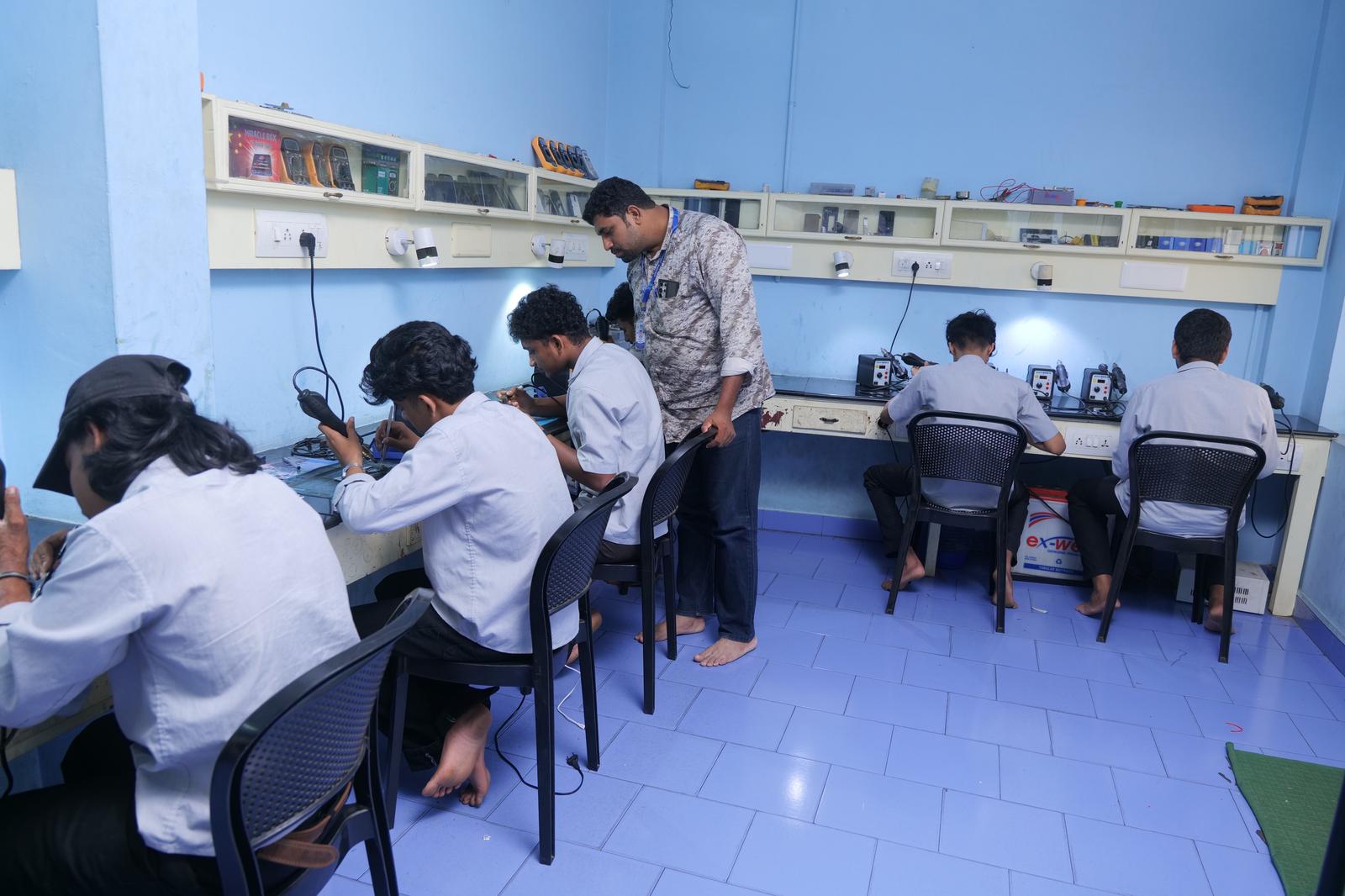 Electronics lab wide shot with students and instructor