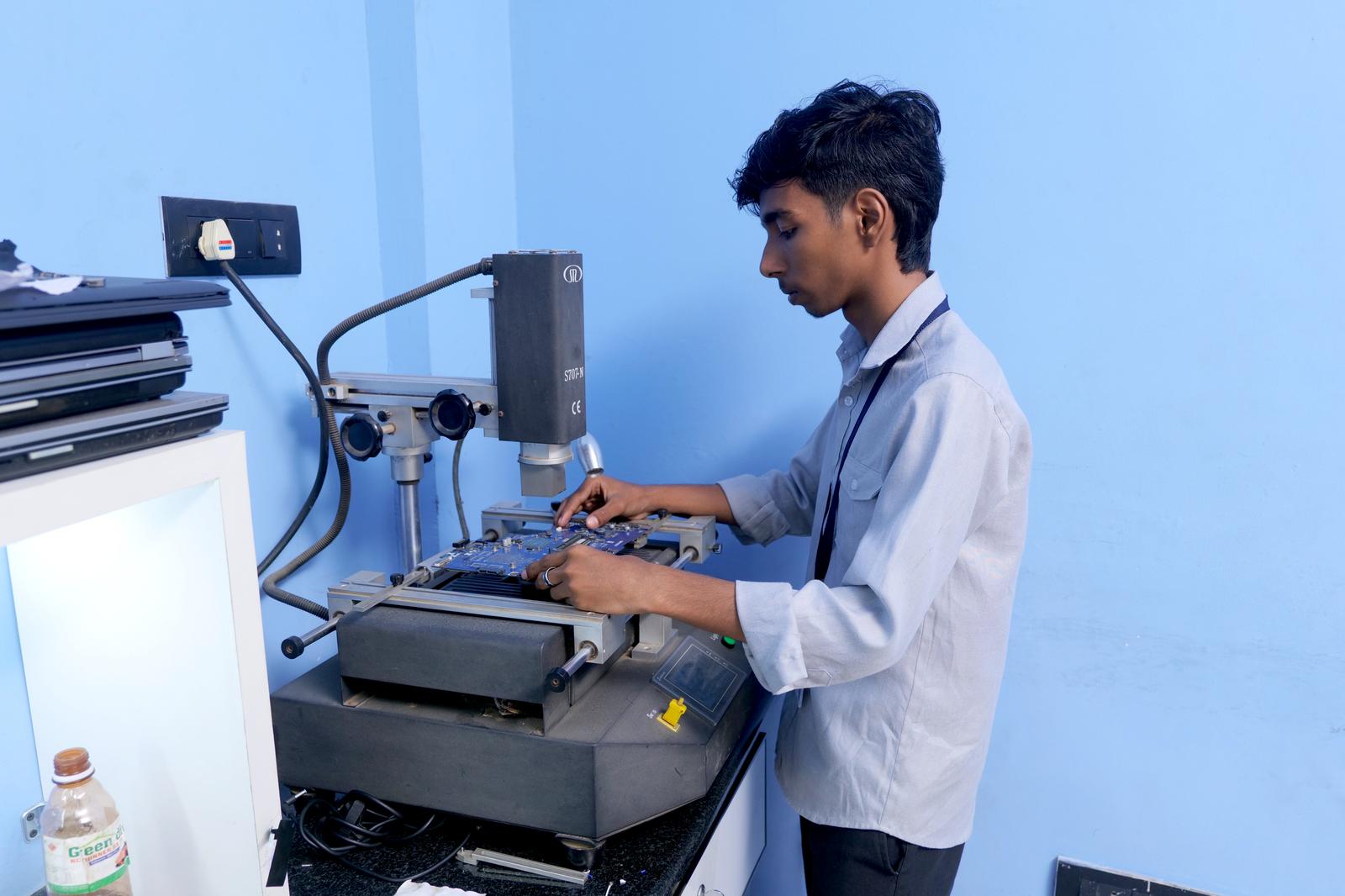 Students working in ETC chip level lab